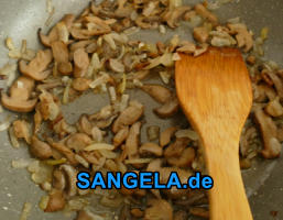 обжарить лук на сковороде, добавить для обжарки грибы