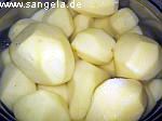 Geschälte Kartoffeln in Wasser oder Dampf kochen