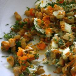 Karotte, Gekochtes Ei, Mayonnaise, Dill, etwas Salz und Pfeffer hinzufügen