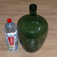 размер стеклянной бутылки в сравнении с размером двухлитровой бутылки воды